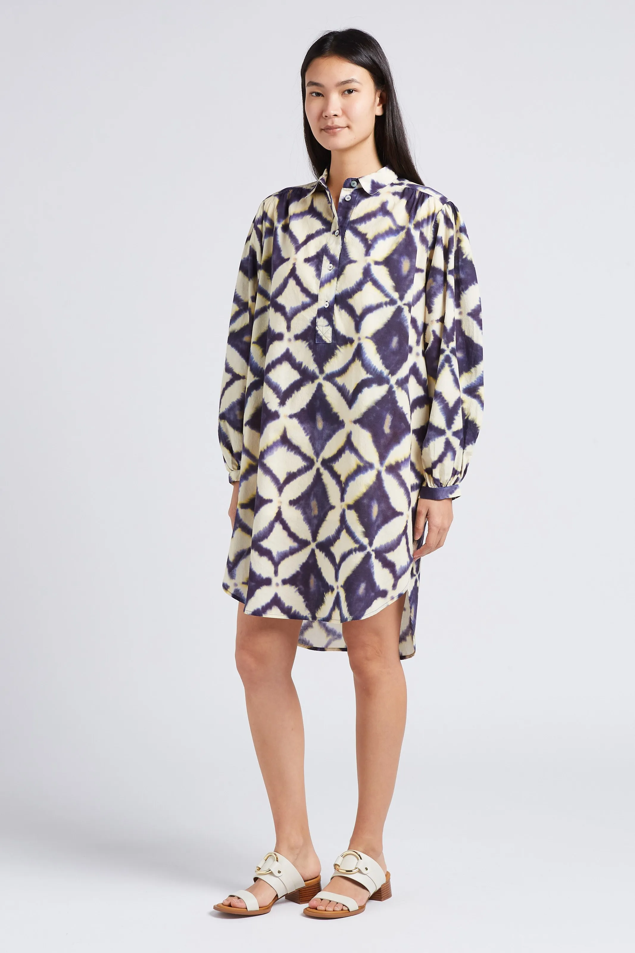 BELLEROSE PONYO  VESTIDO CAMISERO CORTO CON CUELLO CLáSICO Y ESTAMPADO EN AZUL