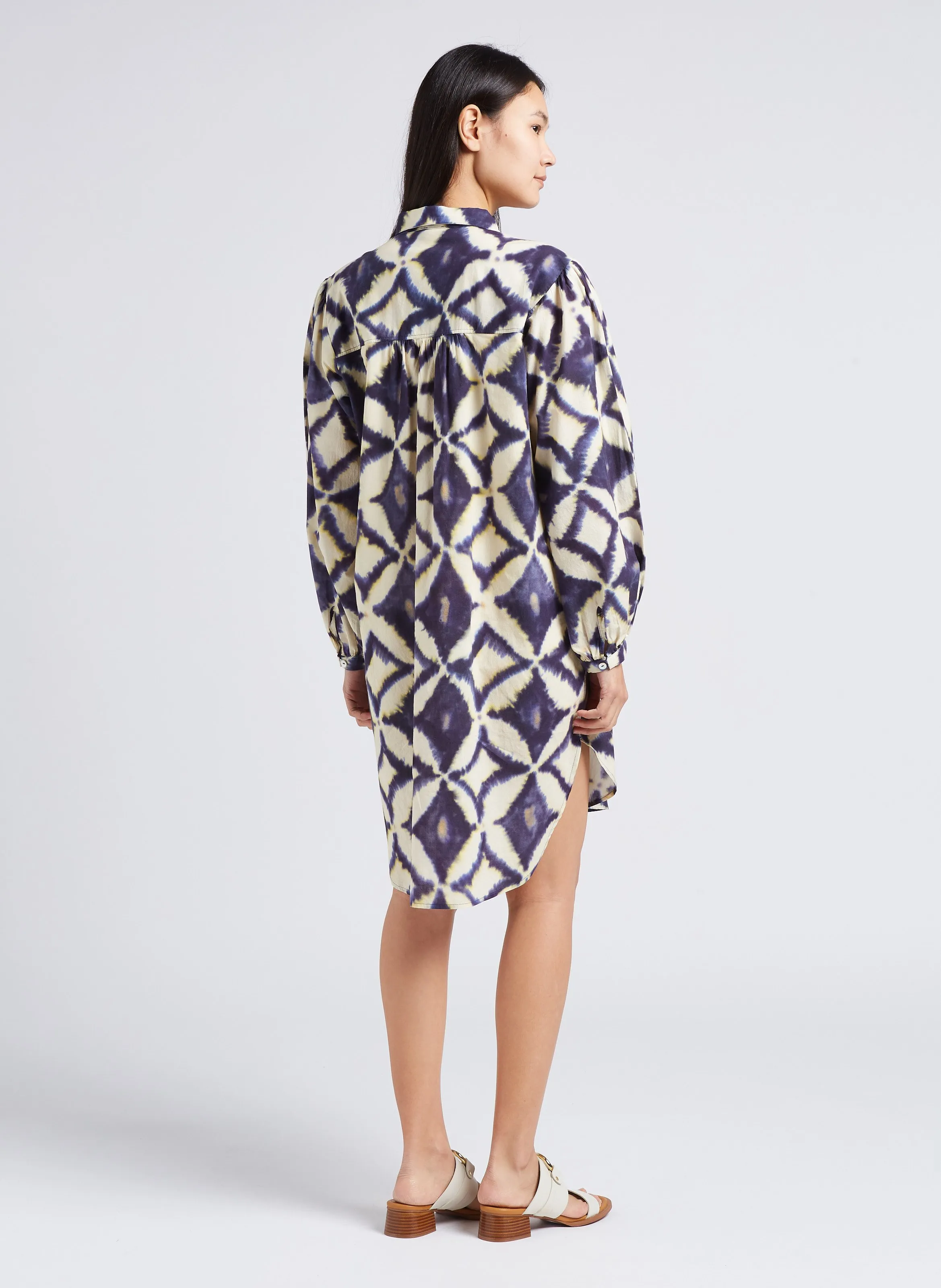 BELLEROSE PONYO  VESTIDO CAMISERO CORTO CON CUELLO CLáSICO Y ESTAMPADO EN AZUL