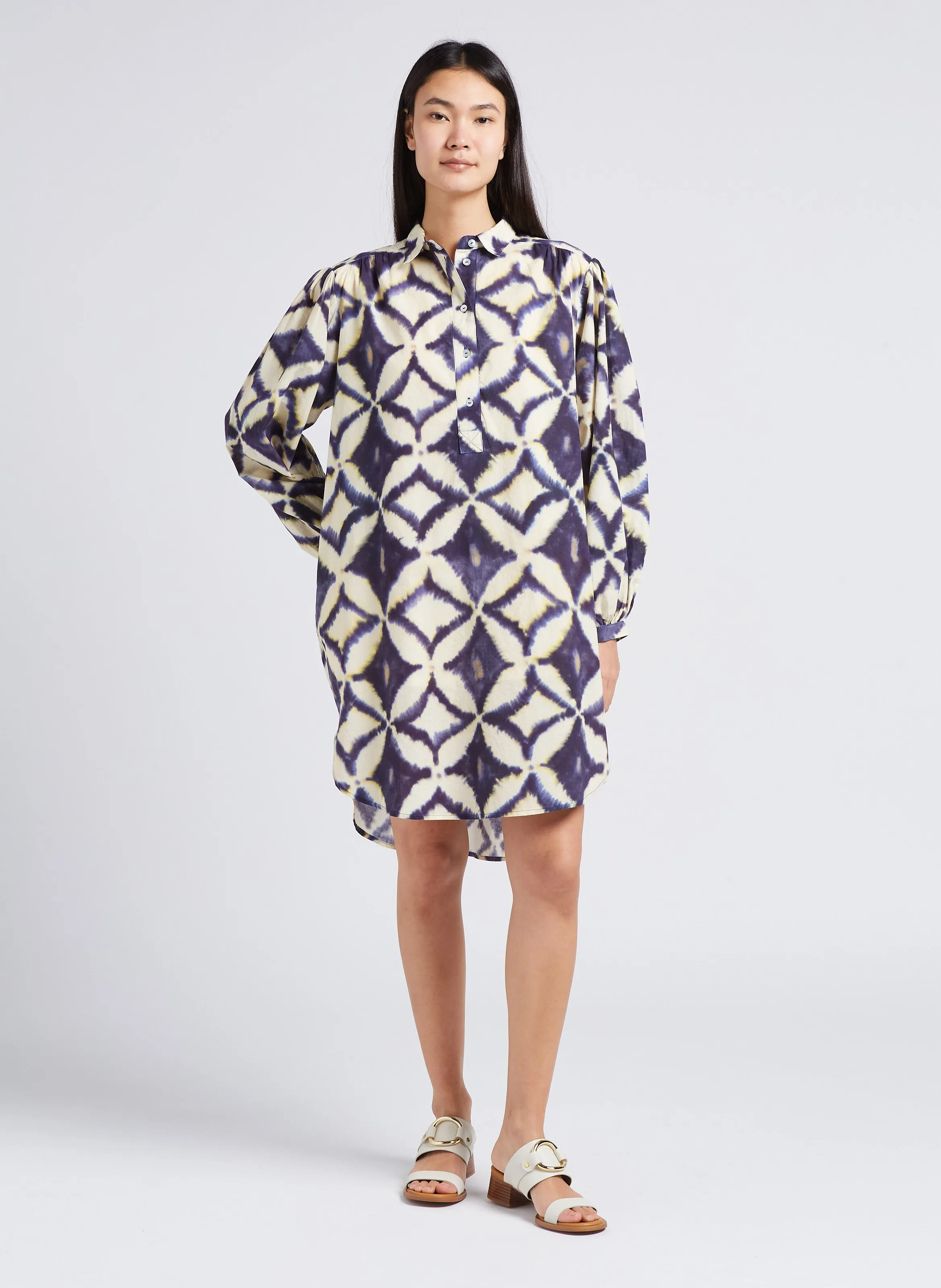 BELLEROSE PONYO  VESTIDO CAMISERO CORTO CON CUELLO CLáSICO Y ESTAMPADO EN AZUL