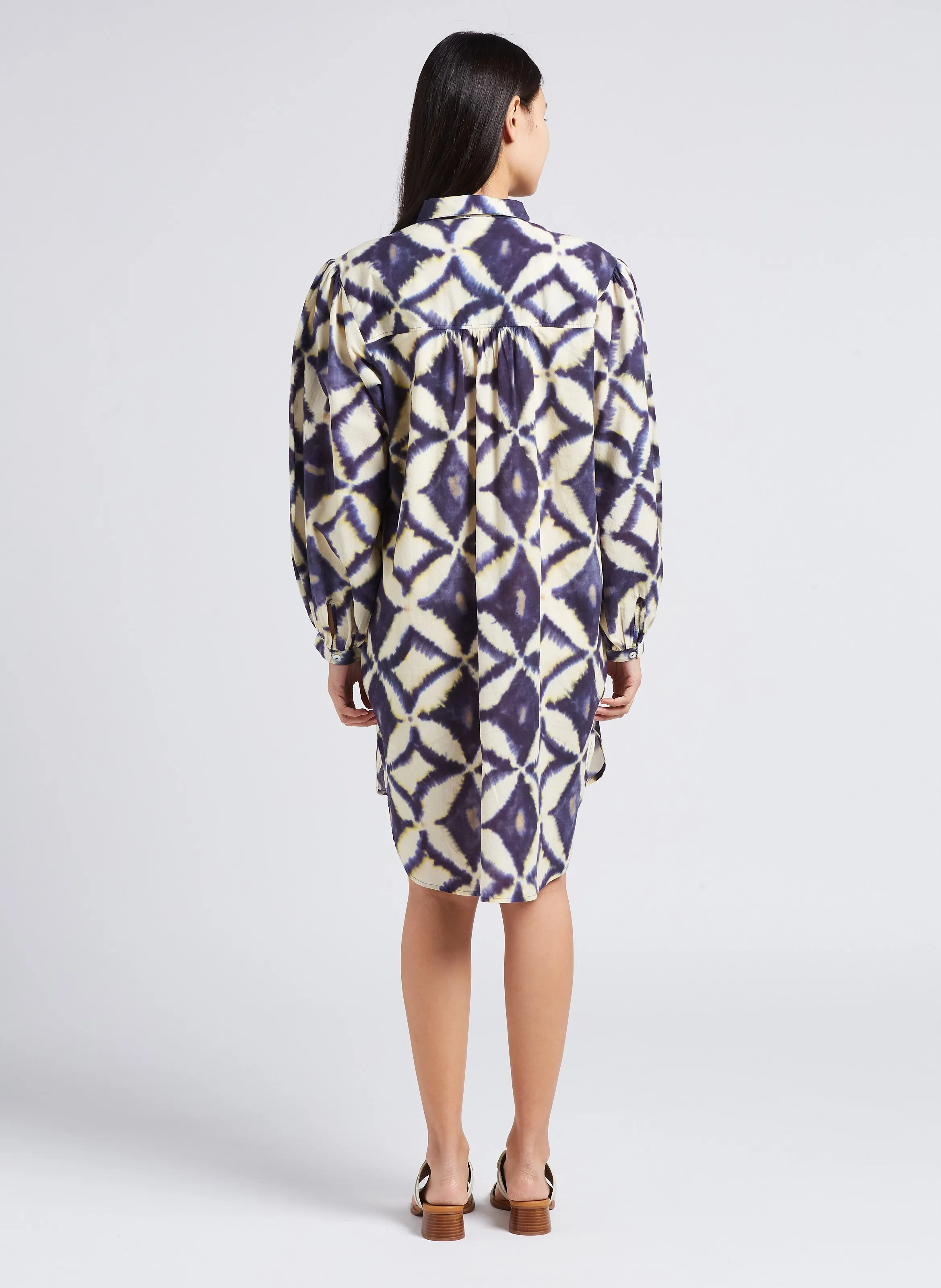 BELLEROSE PONYO  VESTIDO CAMISERO CORTO CON CUELLO CLáSICO Y ESTAMPADO EN AZUL