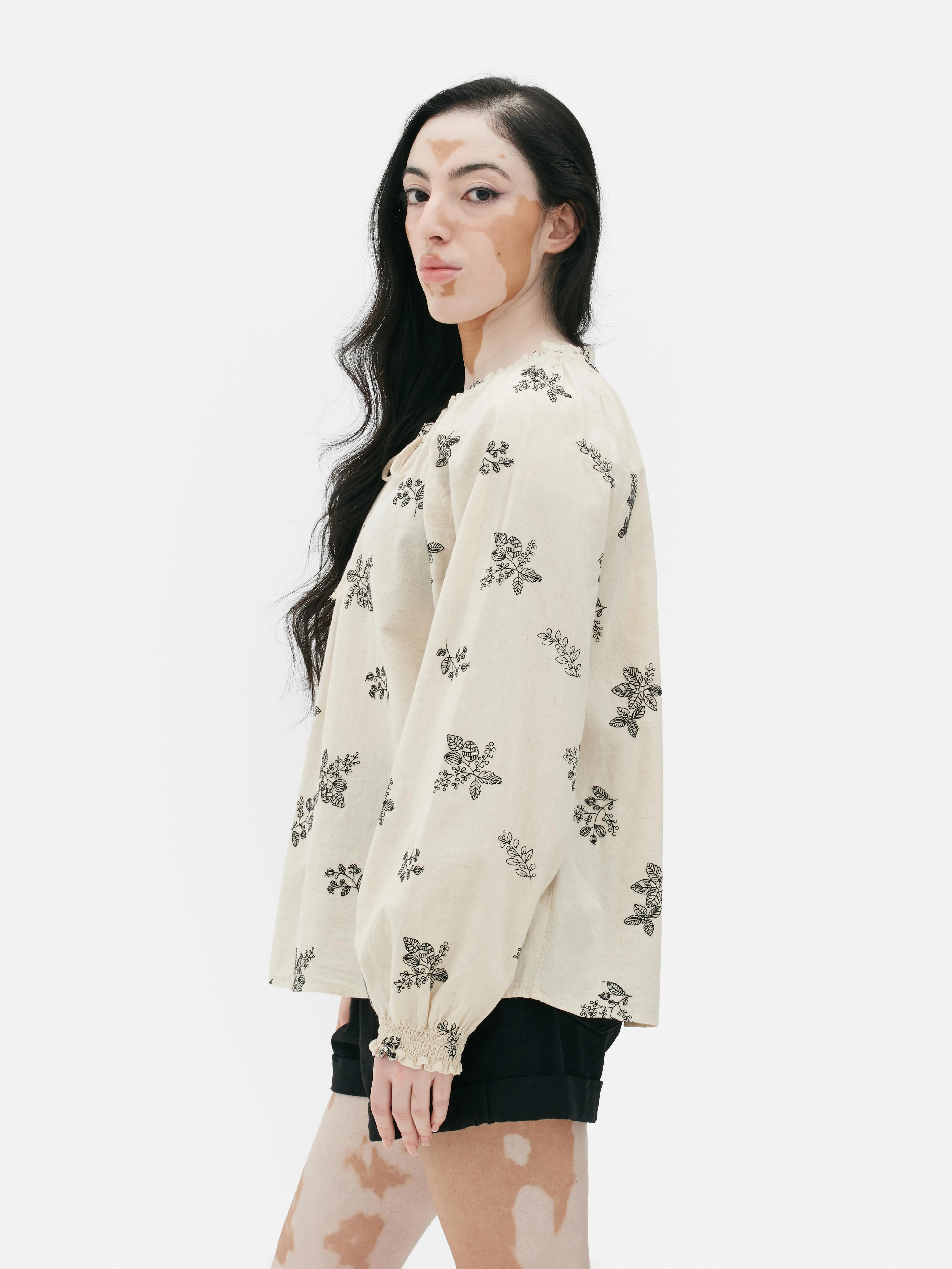 Blusa con flores estilo campiña