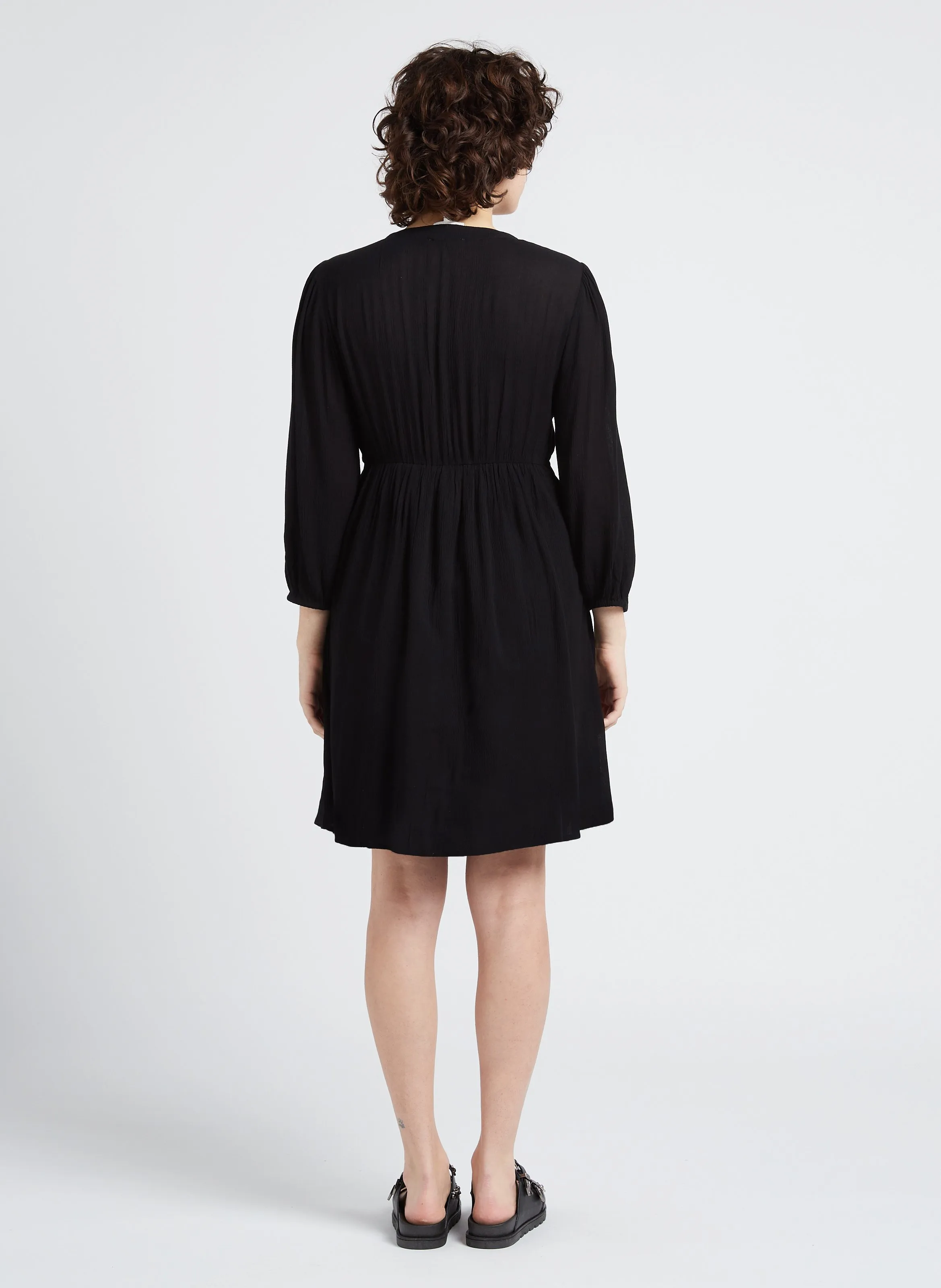 CAMILLE BIS  VESTIDO MIDI AJUSTADO CON BORDADO EN NEGRO
