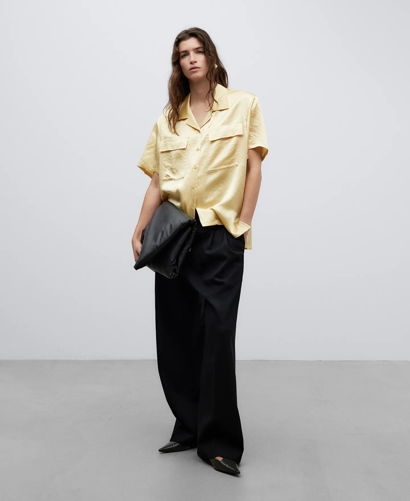 Camisa amarilla cuello bowling mujer