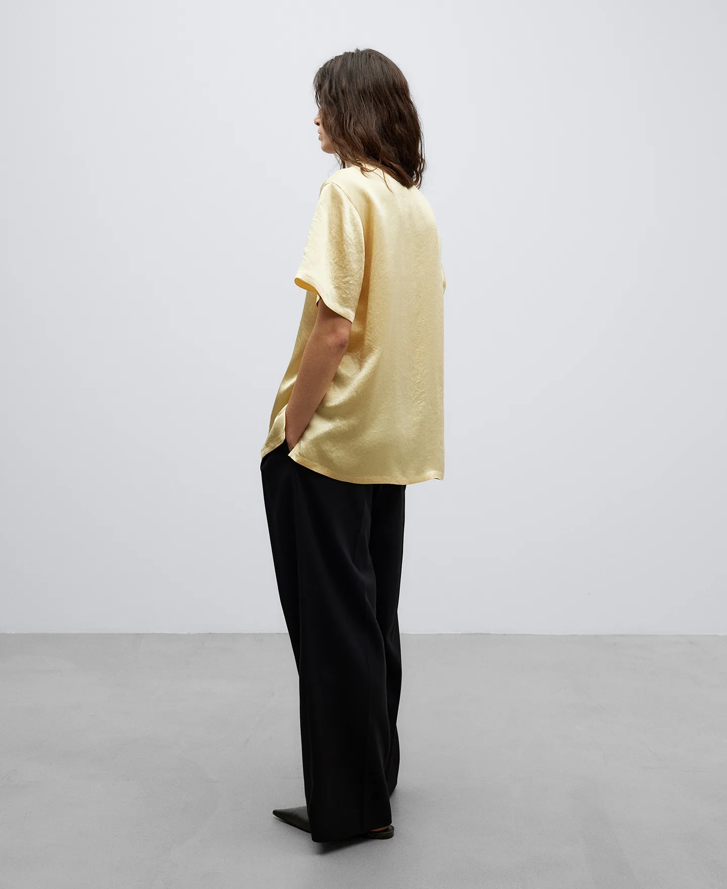 Camisa amarilla cuello bowling mujer