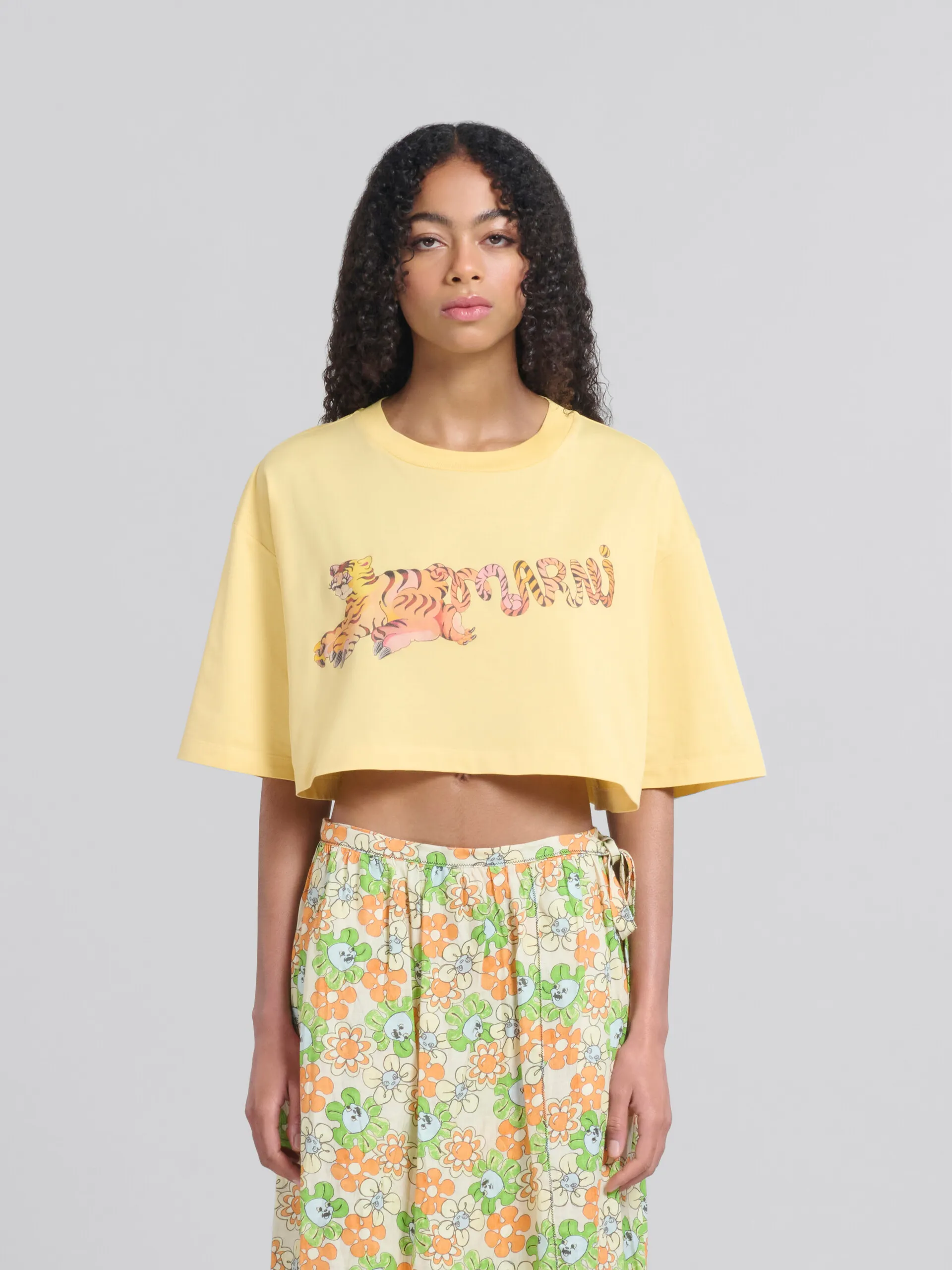 Camiseta crop de algodón orgánico amarilla con estampado