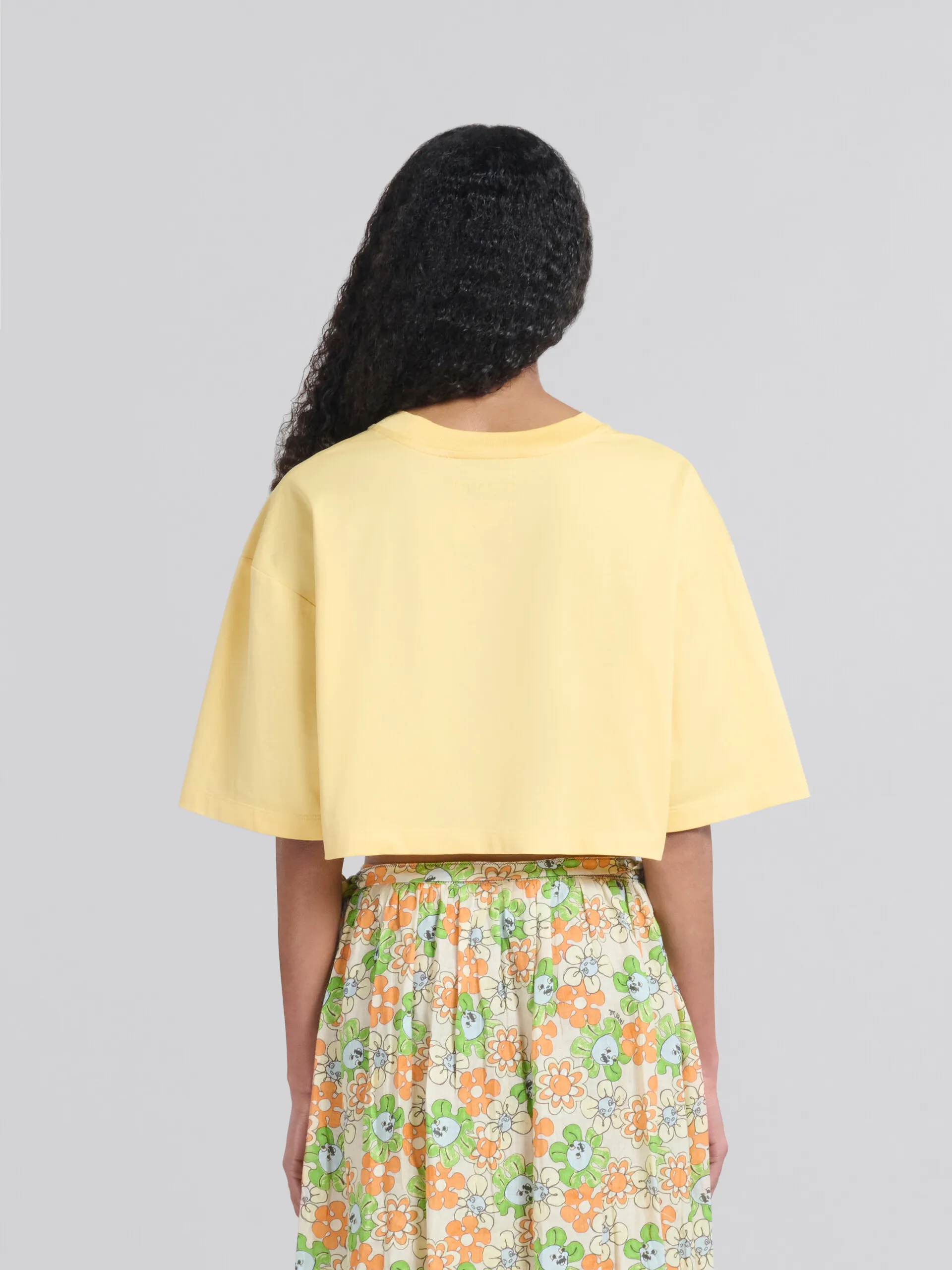 Camiseta crop de algodón orgánico amarilla con estampado