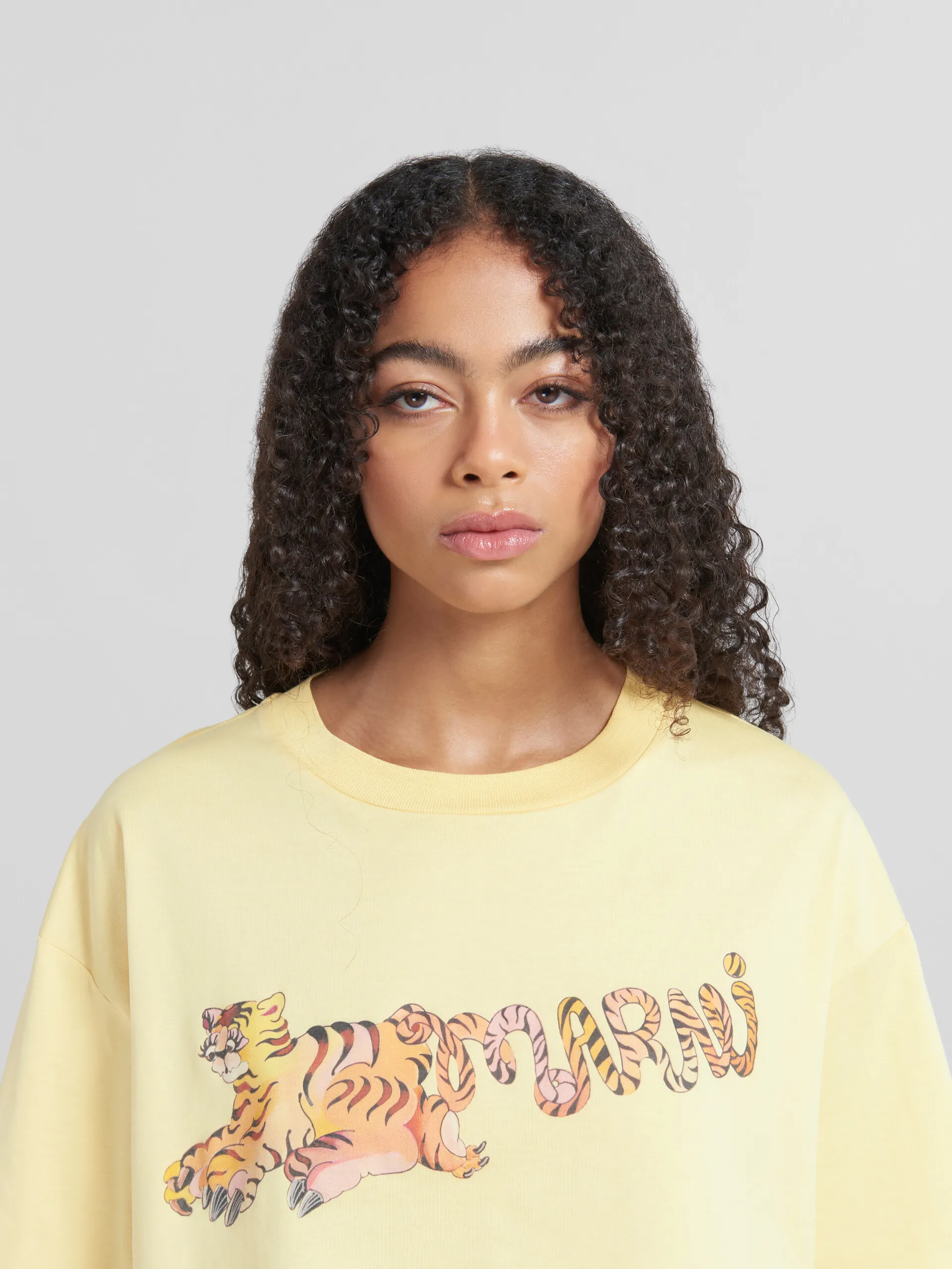 Camiseta crop de algodón orgánico amarilla con estampado