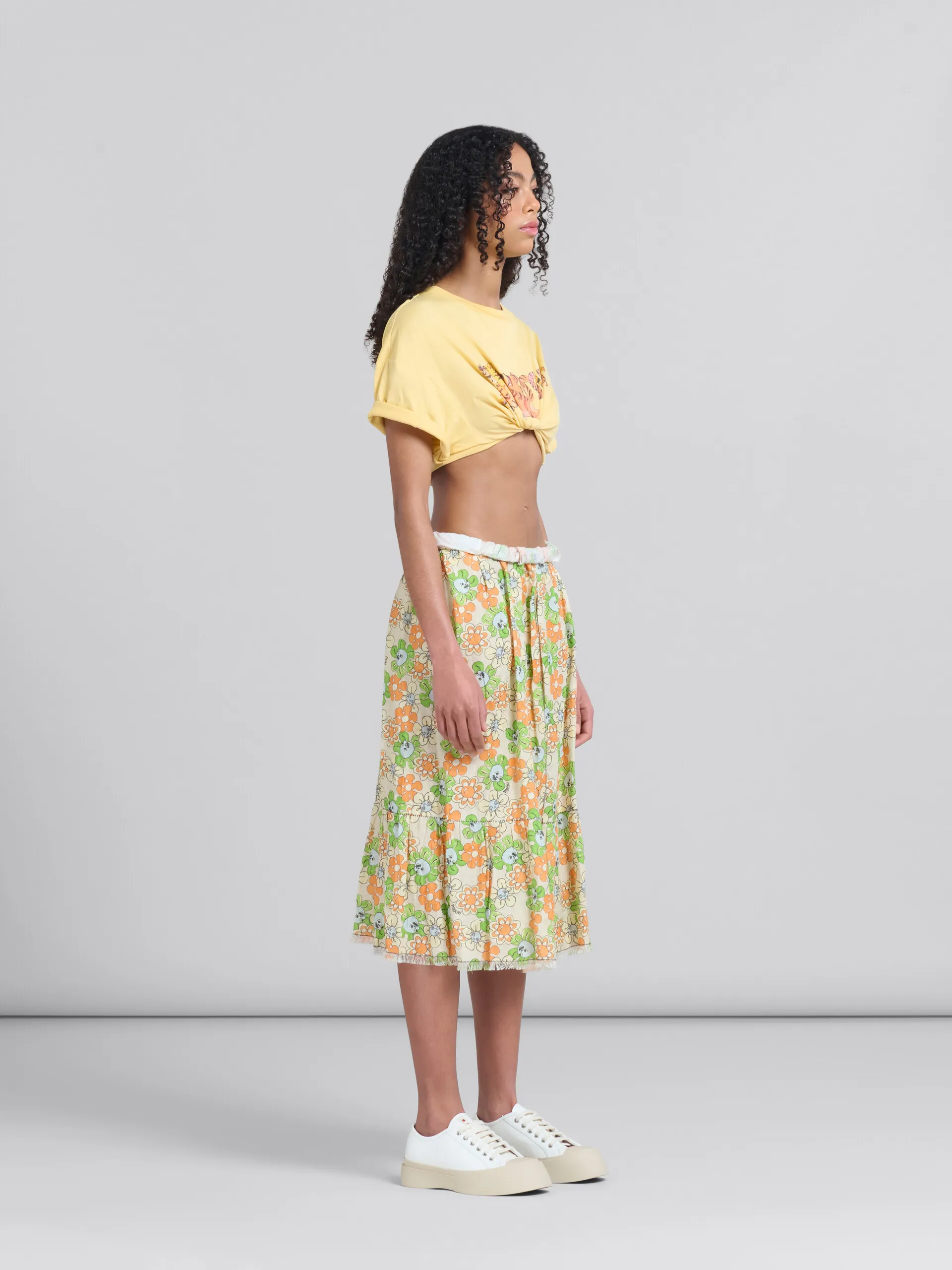 Camiseta crop de algodón orgánico amarilla con estampado