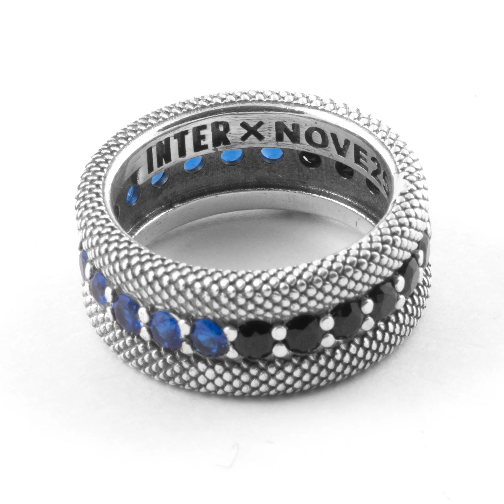 IM INTER X NOVE25 ANILLO DE BRILLANTES NERAZZURRI CON DISEÑO ESCAMADO