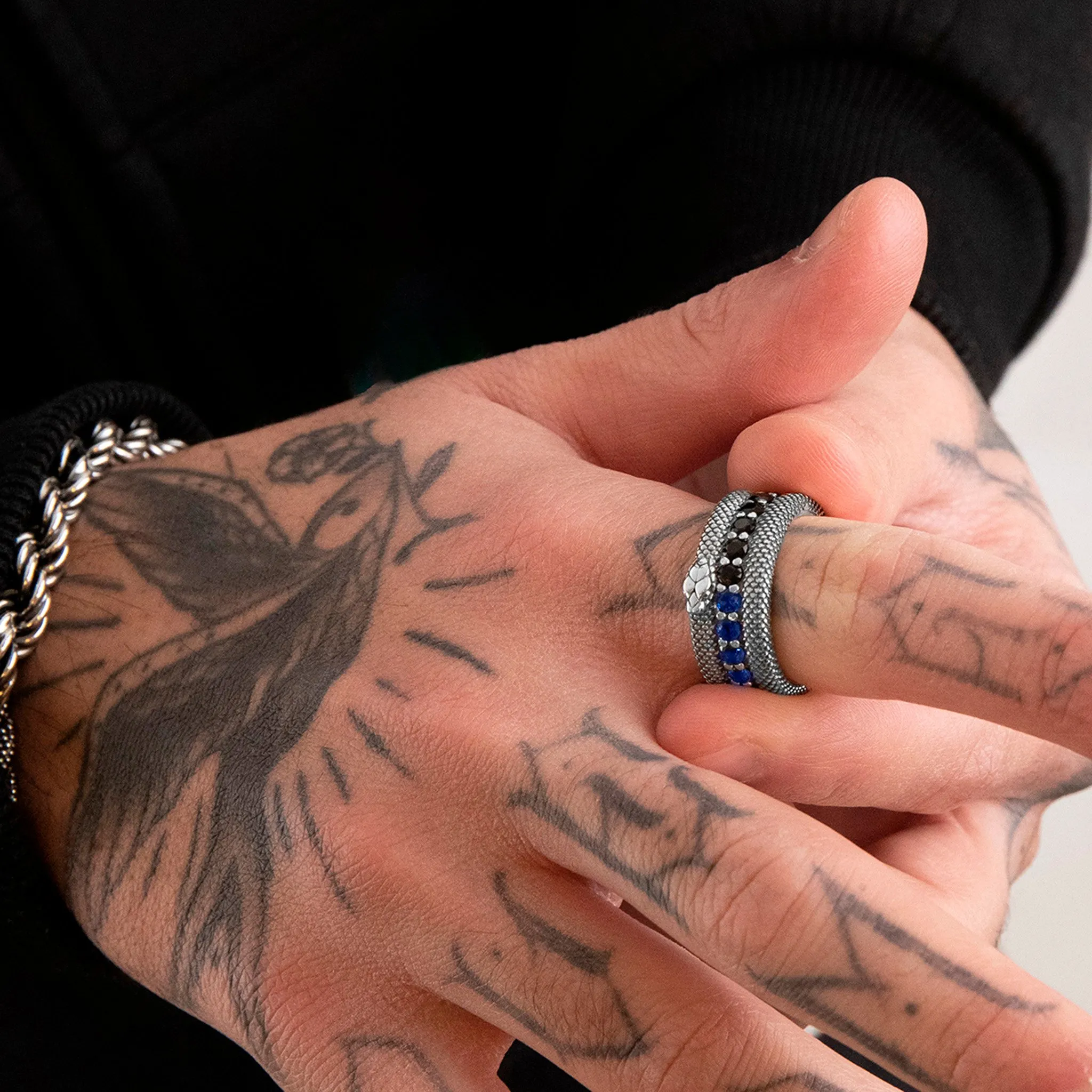 IM INTER X NOVE25 ANILLO DE BRILLANTES NERAZZURRI CON DISEÑO ESCAMADO