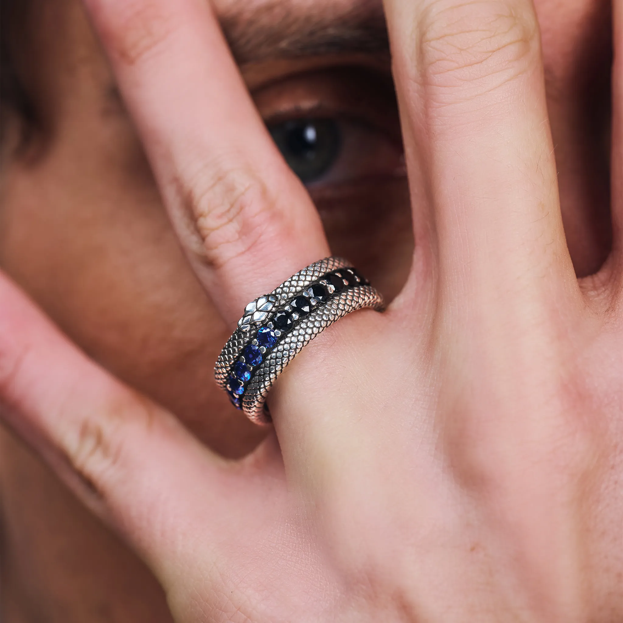 IM INTER X NOVE25 ANILLO DE BRILLANTES NERAZZURRI CON DISEÑO ESCAMADO