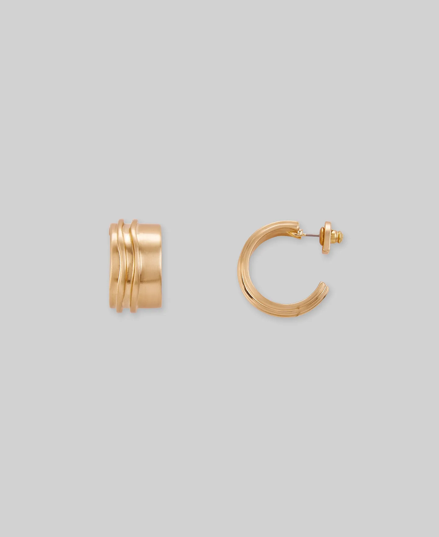 Irregular grooved gold hoops woman