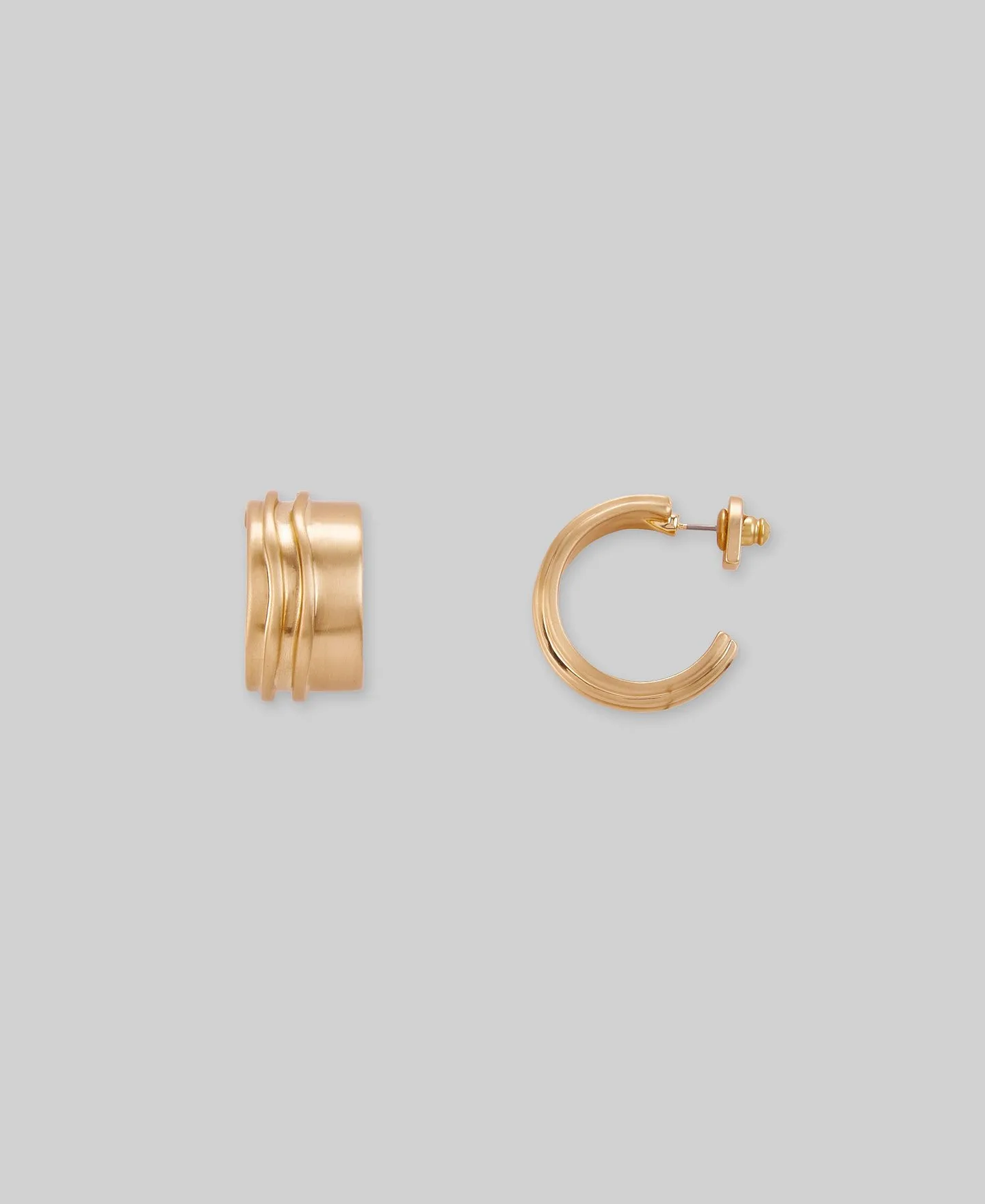 Irregular grooved gold hoops woman