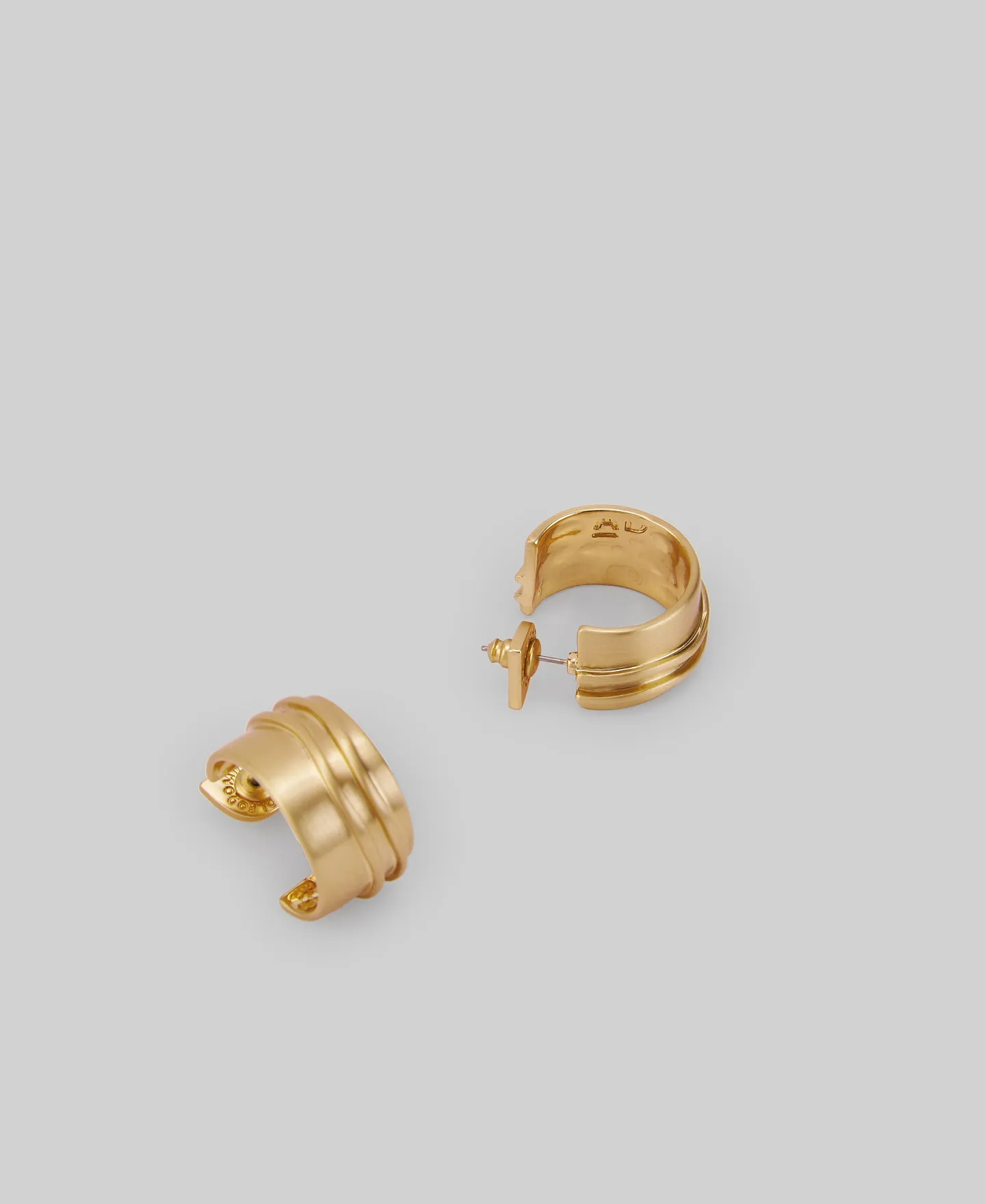Irregular grooved gold hoops woman