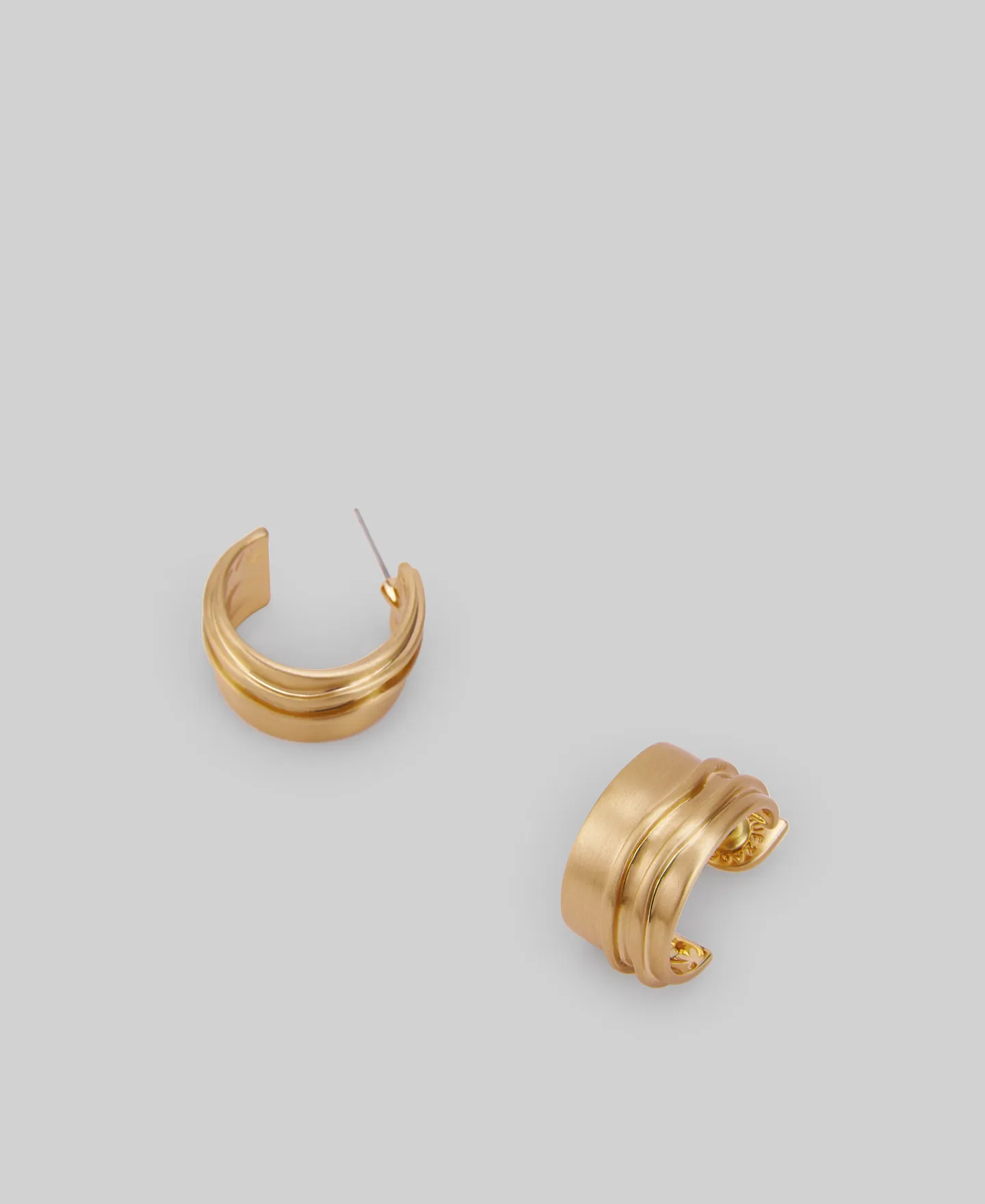 Irregular grooved gold hoops woman