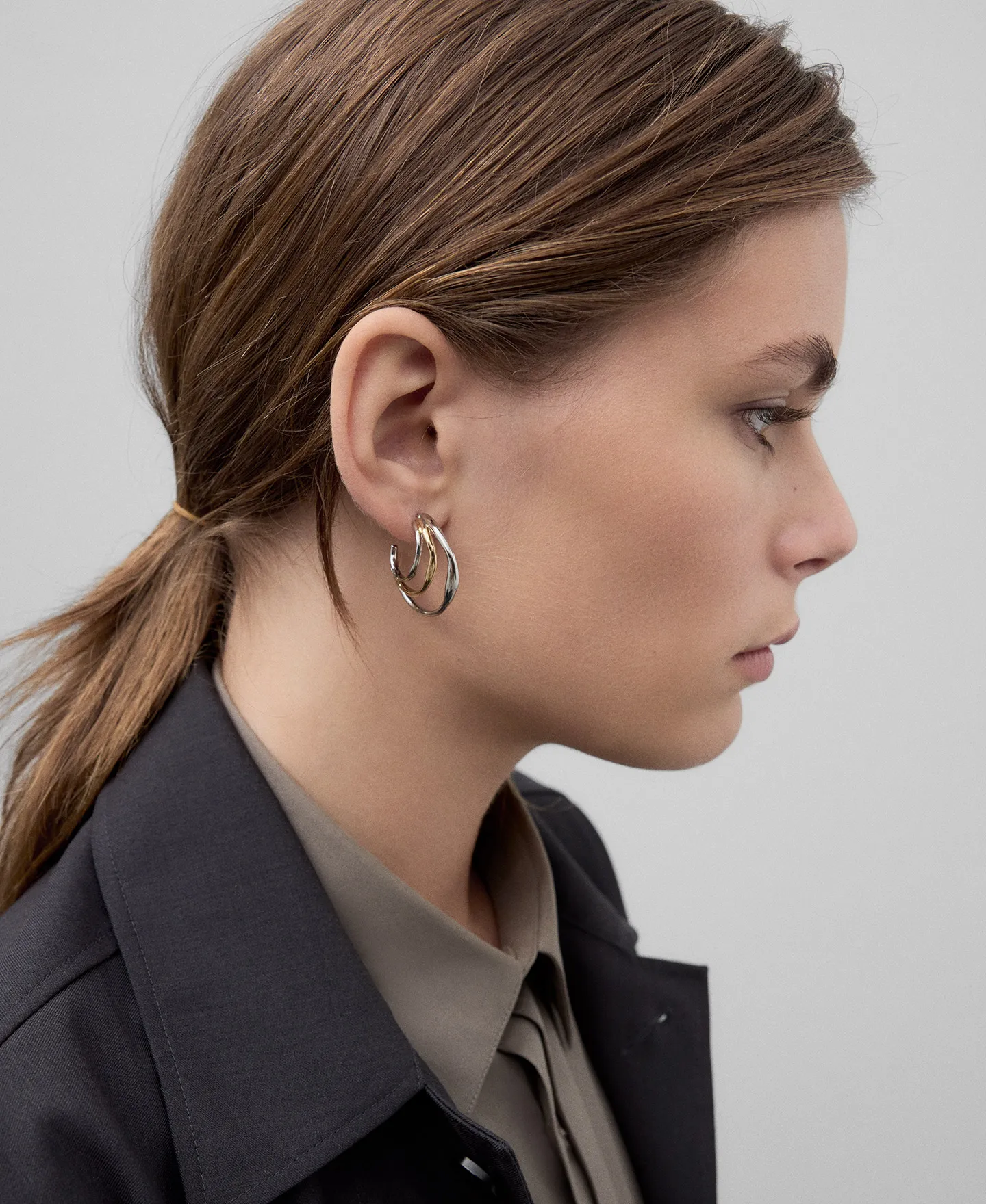 Metal earrings with tree hoops woman