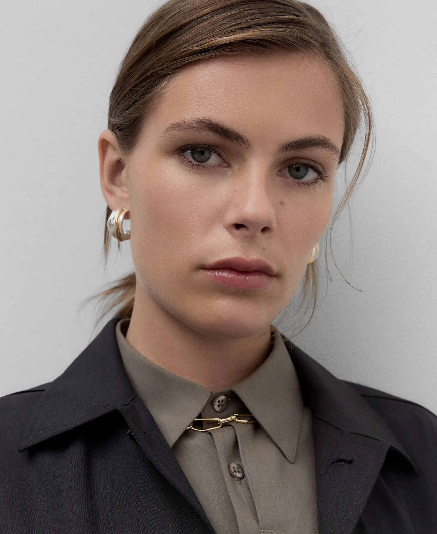Metal tubular hoops woman