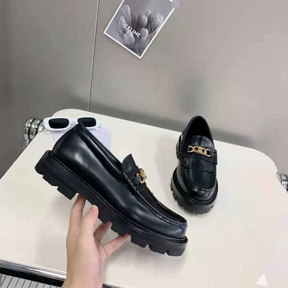 MOCASíN CELINE MARGARET PARA MUJER CON CADENA TRIOMPHE EN TORO PULIDONEGRO
