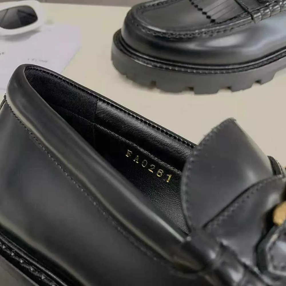 MOCASíN CELINE MARGARET PARA MUJER CON CADENA TRIOMPHE EN TORO PULIDONEGRO