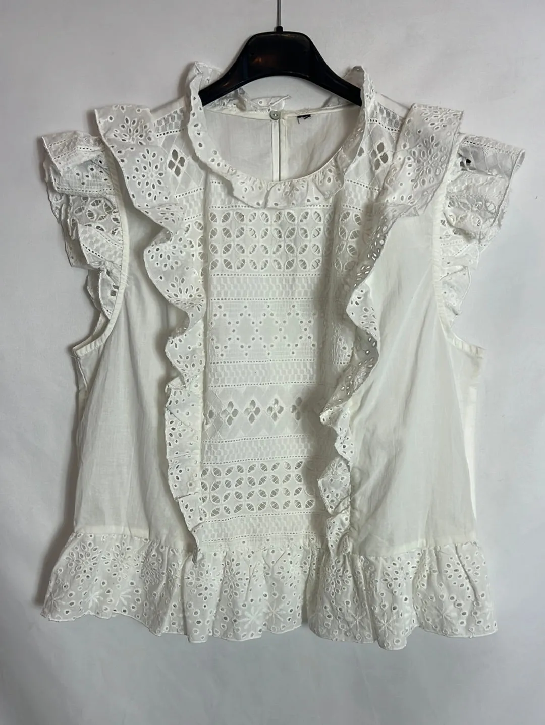 OTRAS. Top blanco troquelado cuello volante. T S/M (tara)