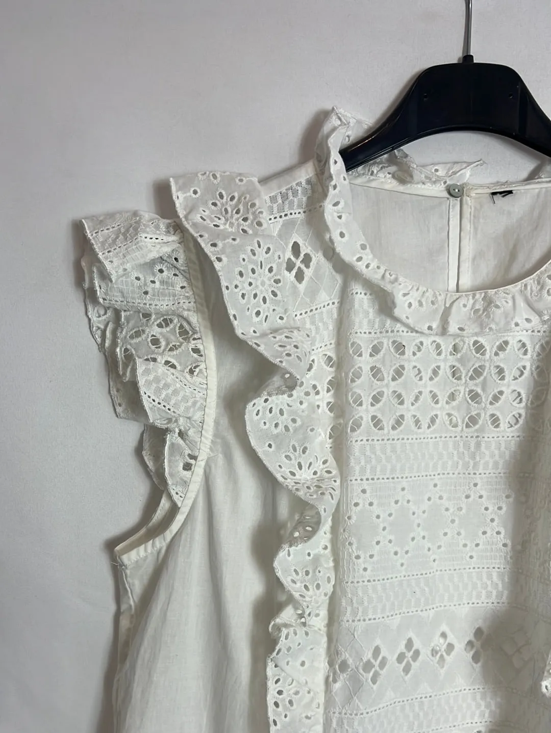 OTRAS. Top blanco troquelado cuello volante. T S/M (tara)