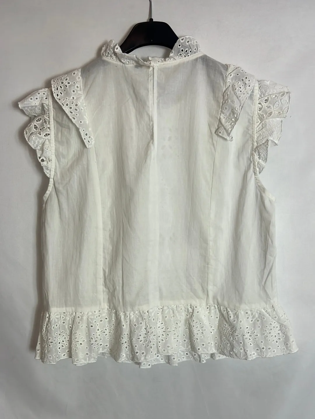 OTRAS. Top blanco troquelado cuello volante. T S/M (tara)
