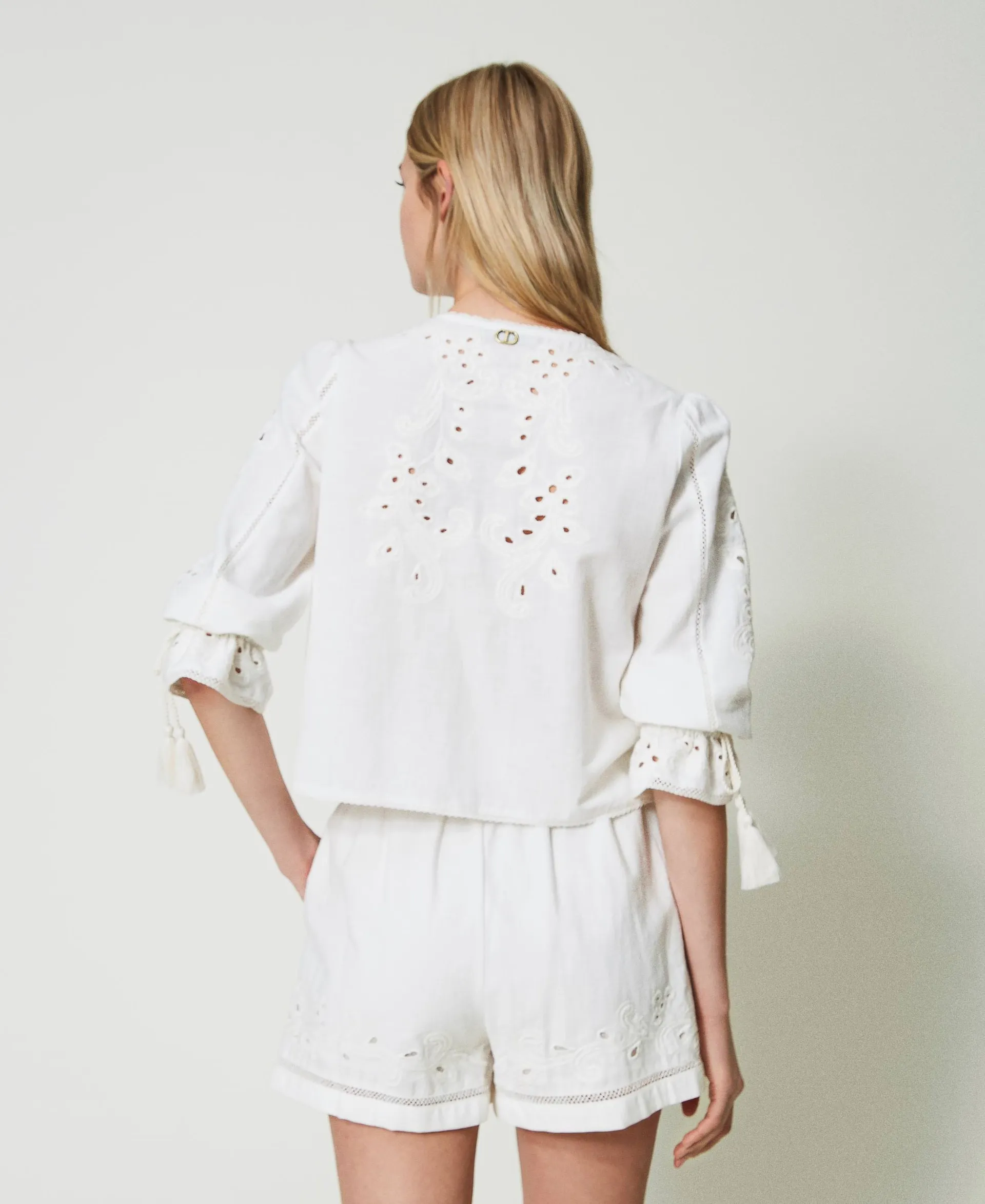Pantalones cortos de muselina con bordados