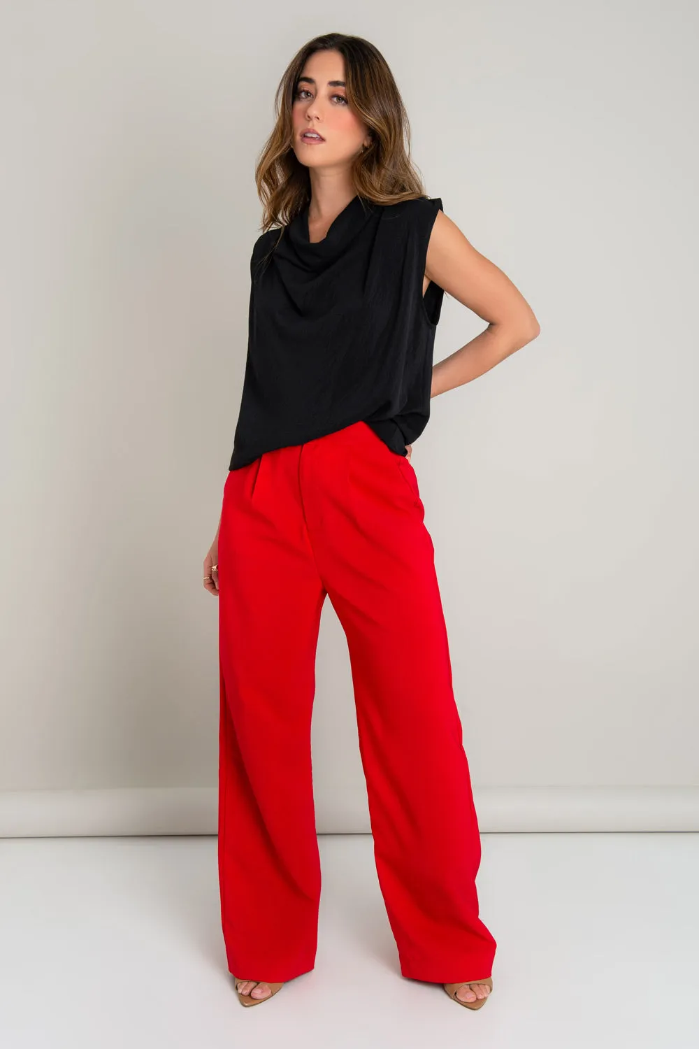 Pantalón wide leg botón contraste con pinzas