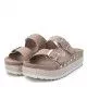 Sandalias plataformas Refresh grises con doble hebilla y tachuelas en lateral