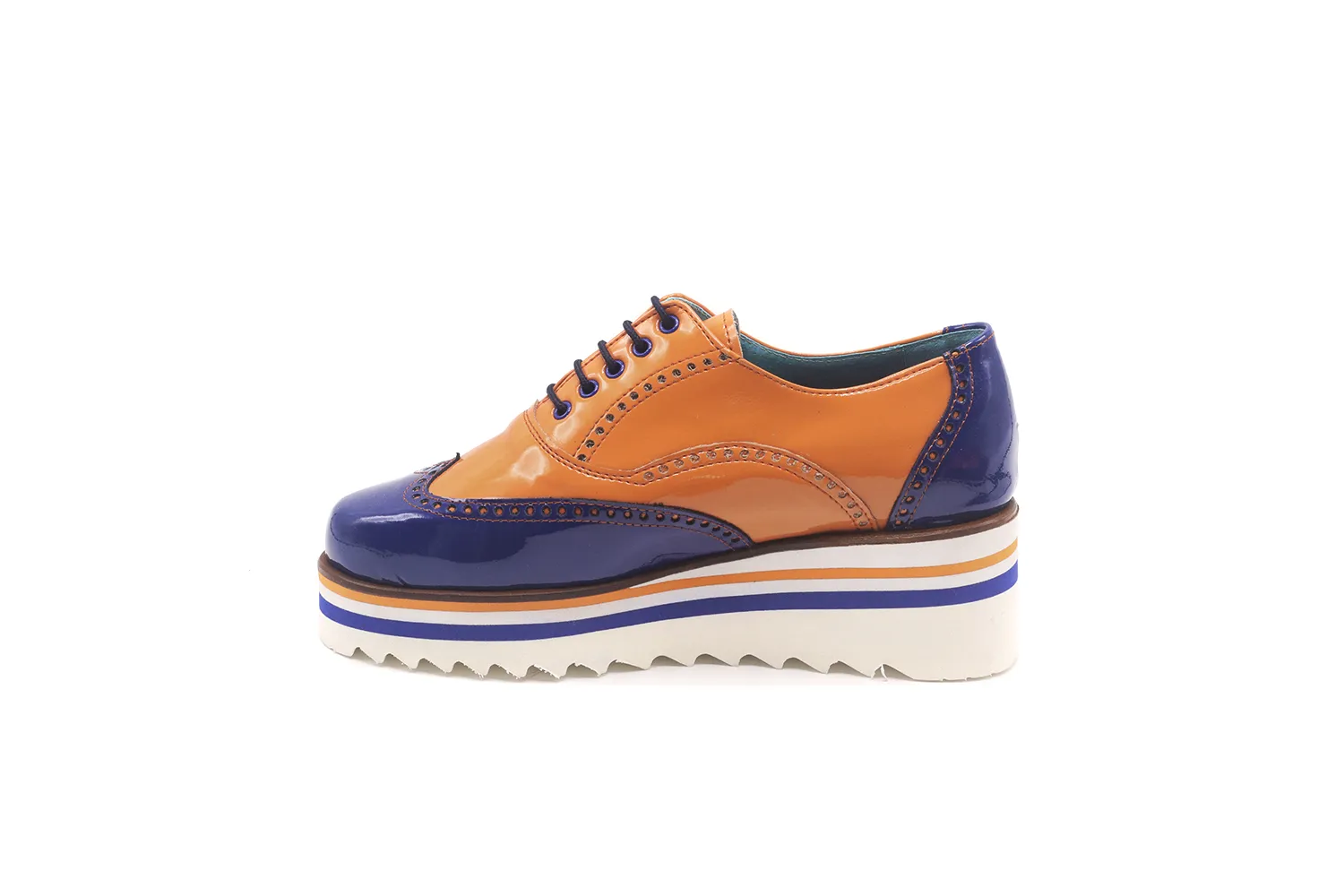 Sneakers modelo África fabricado en charol mandarino y charol azul
