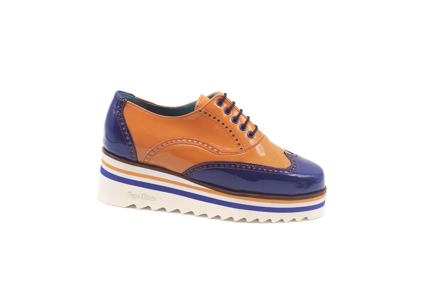 Sneakers modelo África fabricado en charol mandarino y charol azul